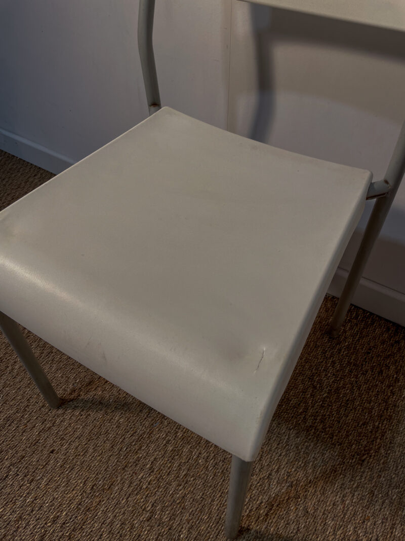 Lot de 2 chaises grises et blanches, intérieur ou extérieur – Image 3