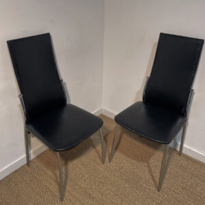 Lot de 2 chaises en similicuir noir et pieds chromés