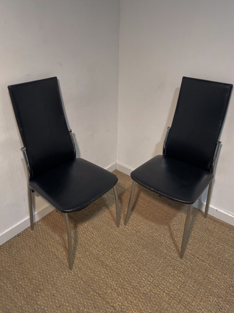 Lot de 2 chaises en similicuir noir et pieds chromés