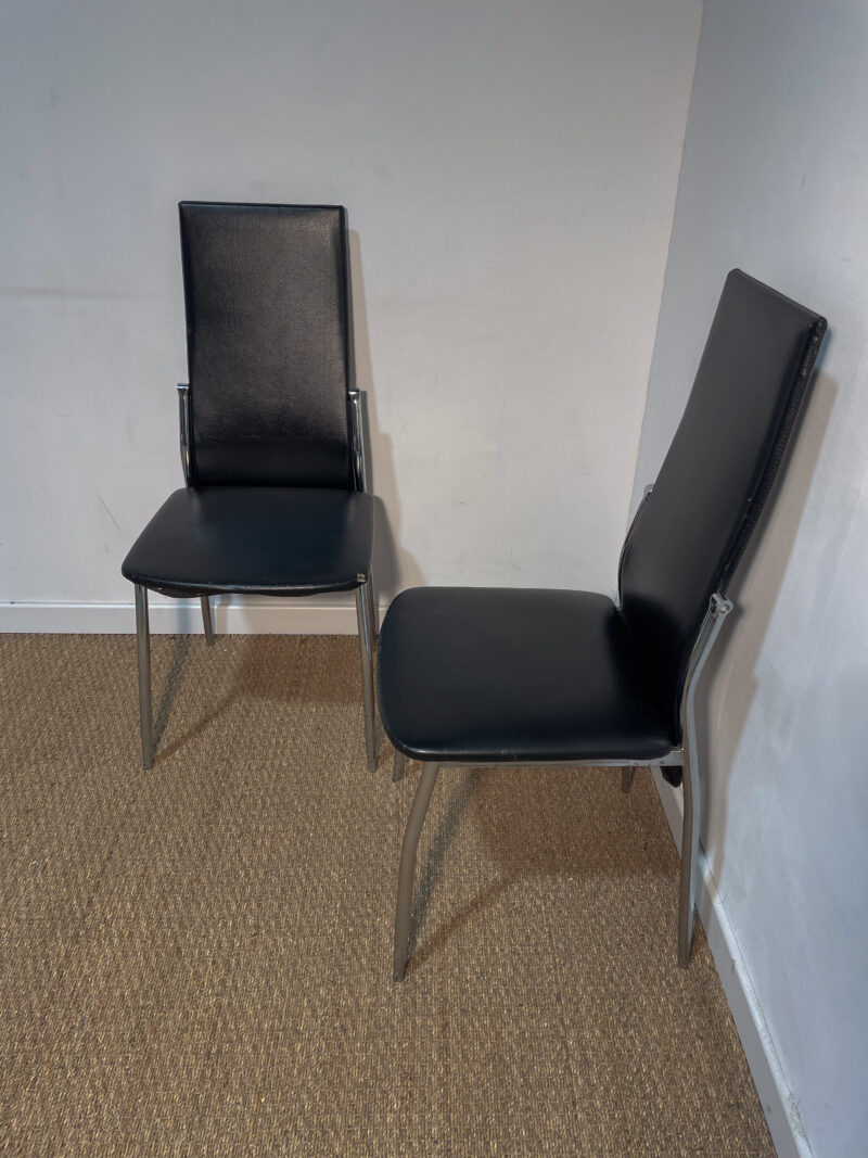 Lot de 2 chaises en similicuir noir et pieds chromés – Image 2