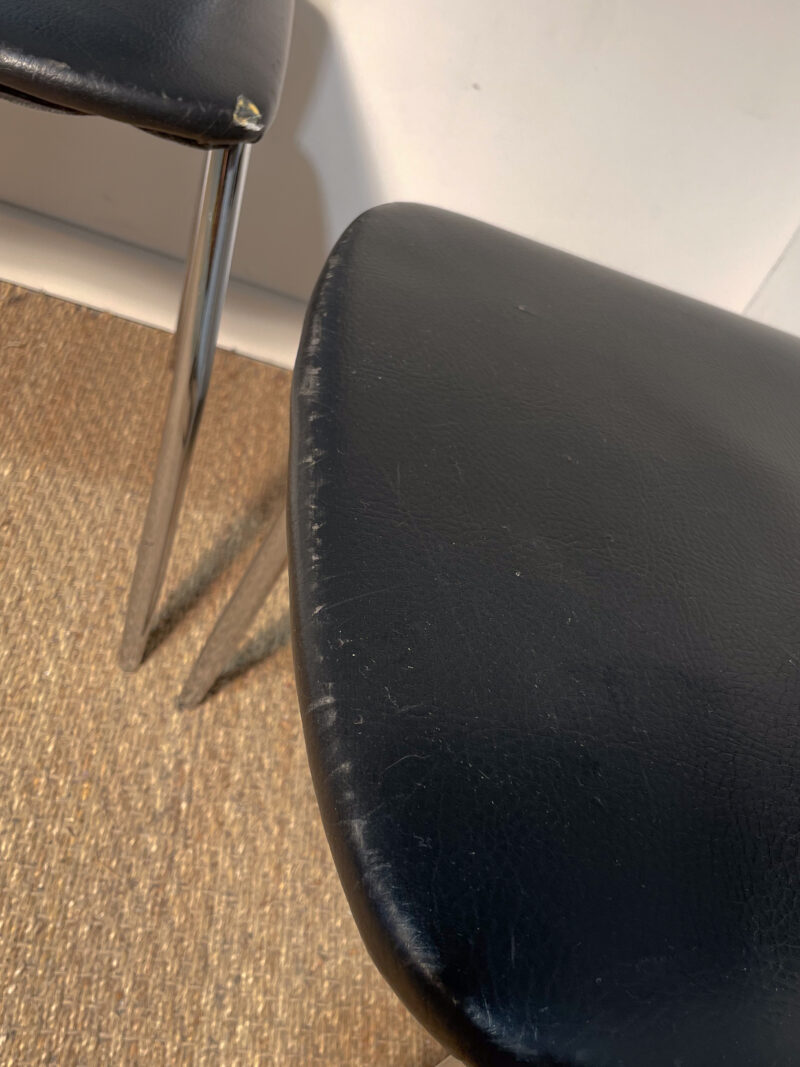 Lot de 2 chaises en similicuir noir et pieds chromés – Image 3