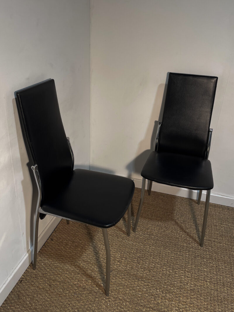 Lot de 2 chaises en similicuir noir et pieds chromés – Image 5