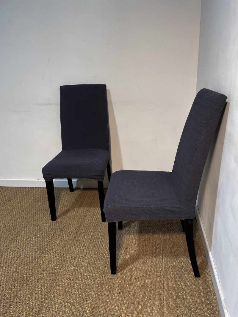 Lot de 2 chaises pieds en bois noir et assises en tissu bleu gris – Image 2