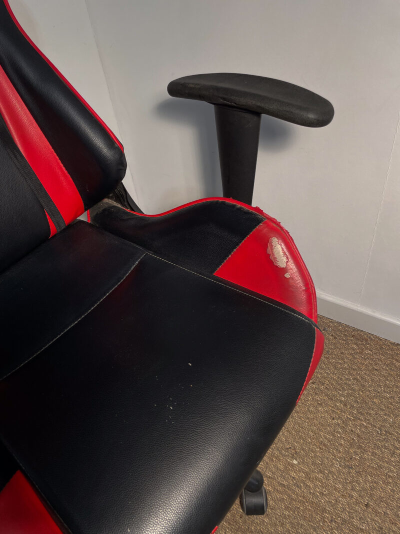 Fauteuil de bureau / Chaise de jeu noire et rouge – Image 3