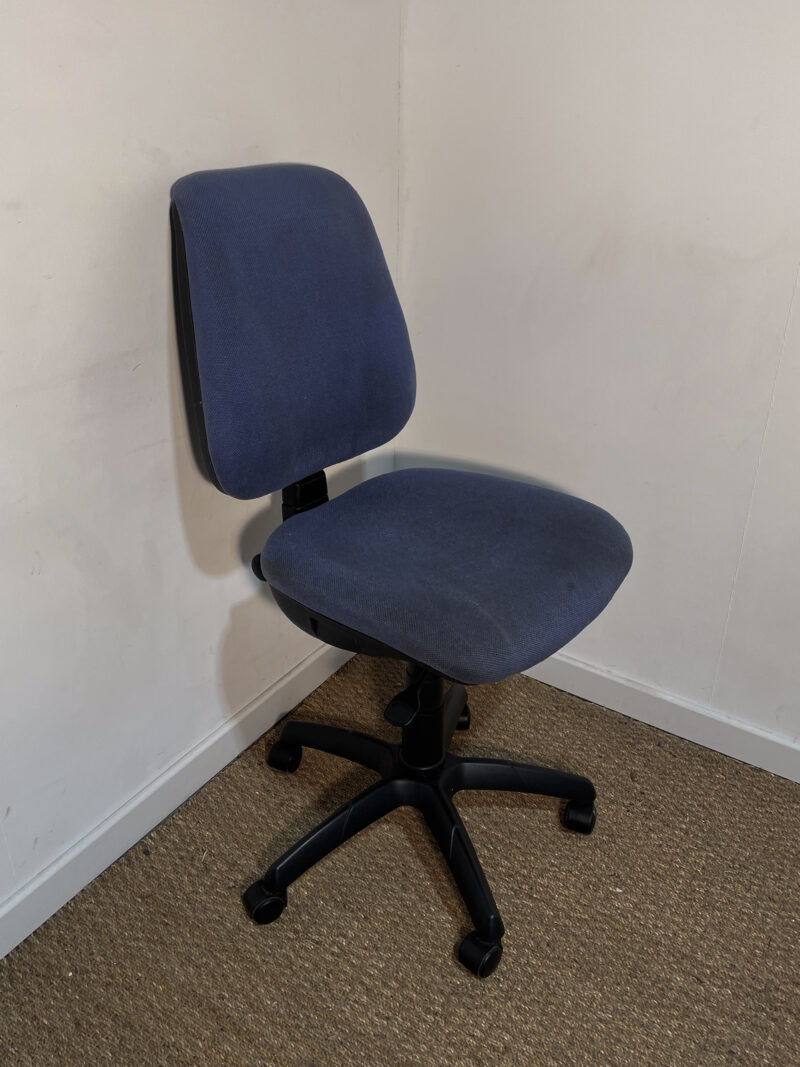 Chaise de bureau en tissu bleu