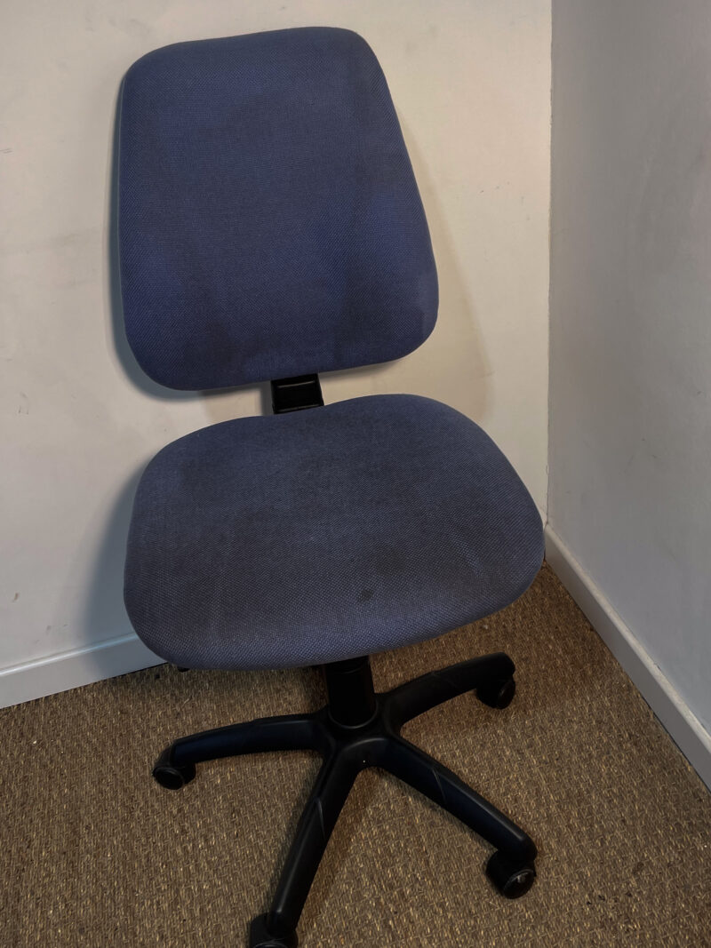 Chaise de bureau en tissu bleu – Image 2