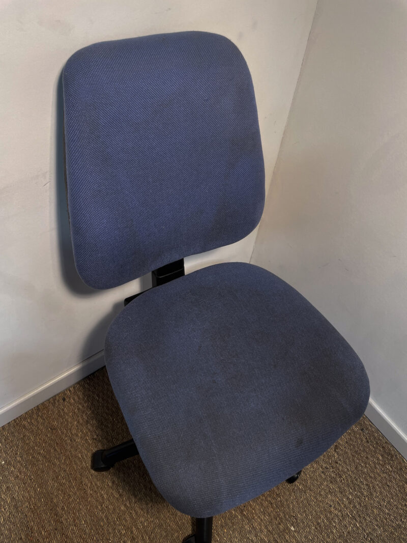 Chaise de bureau en tissu bleu – Image 3