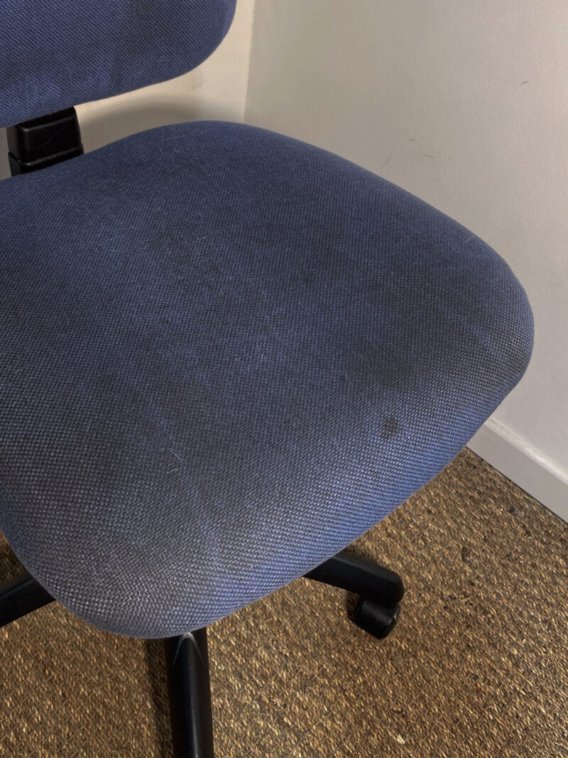 Chaise de bureau en tissu bleu – Image 4