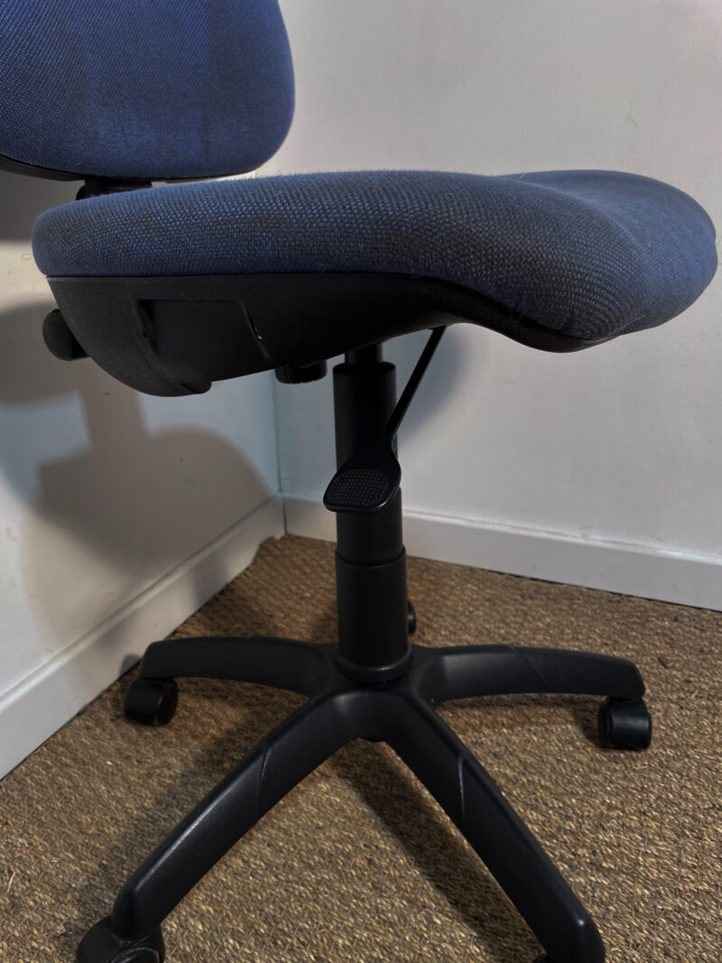 Chaise de bureau en tissu bleu – Image 5