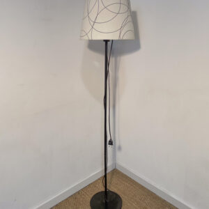 Lampadaire abat-jour blanc à motifs