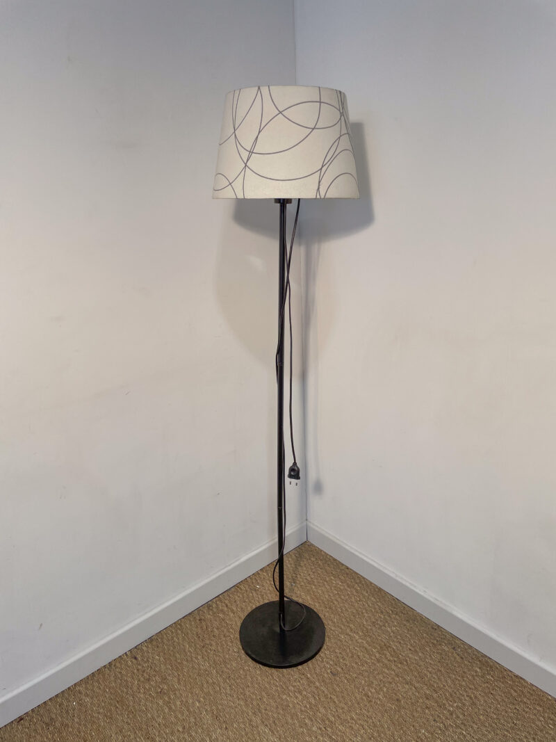 Lampadaire abat-jour blanc à motifs