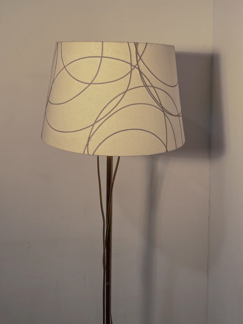Lampadaire abat-jour blanc à motifs – Image 2