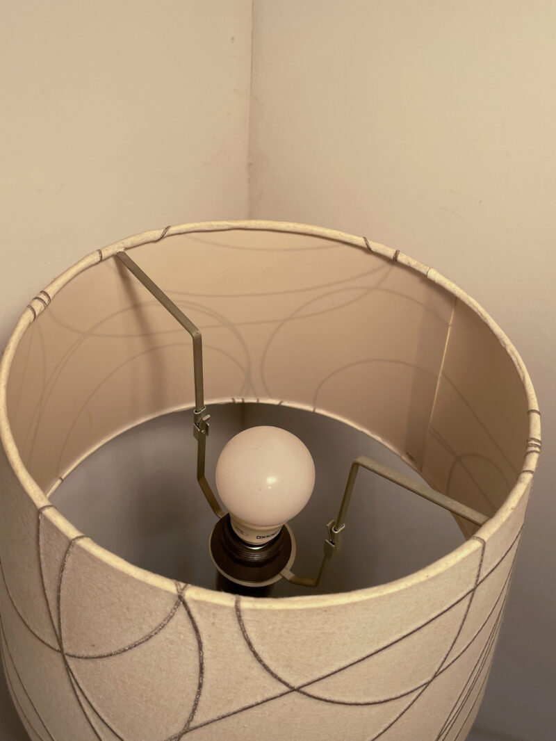 Lampadaire abat-jour blanc à motifs – Image 3
