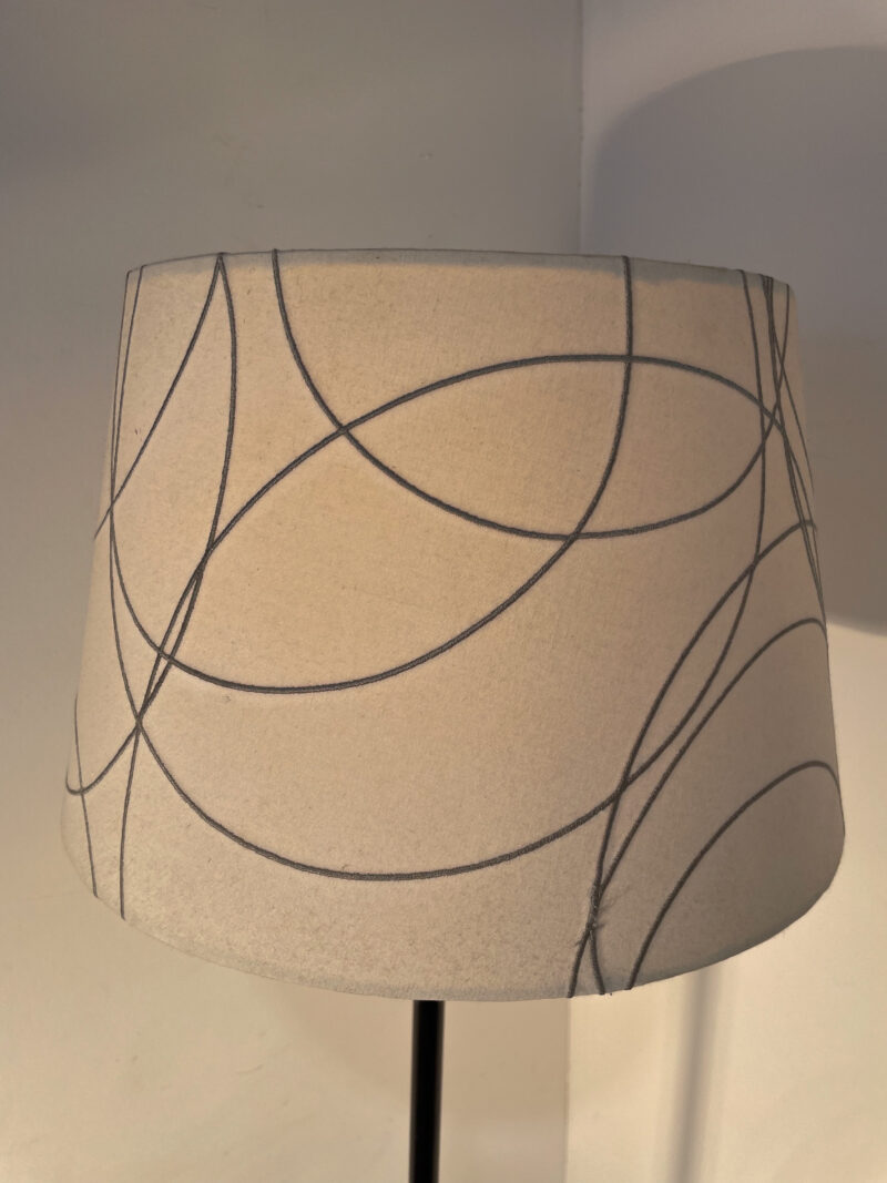 Lampadaire abat-jour blanc à motifs – Image 4