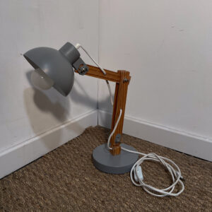 Petite lampe de bureau en bois et métal gris
