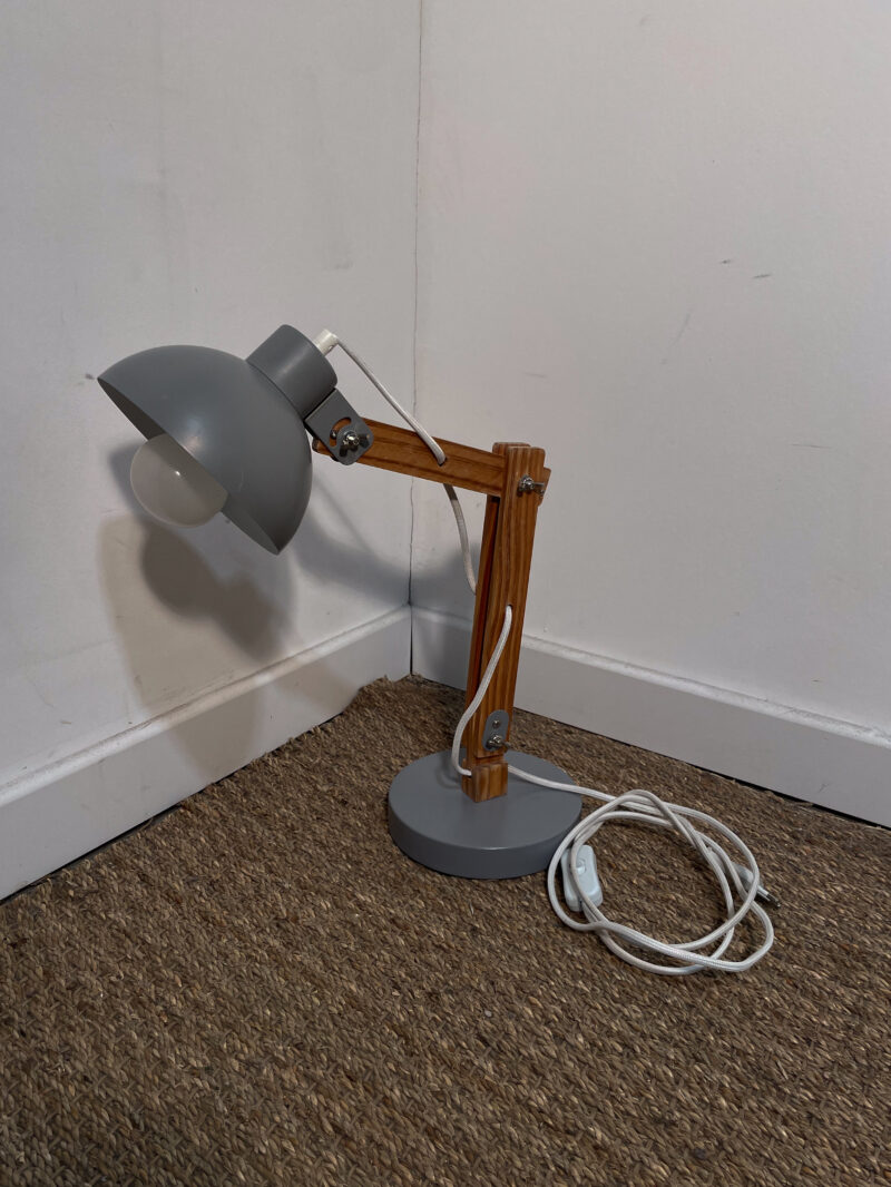 Petite lampe de bureau en bois et métal gris