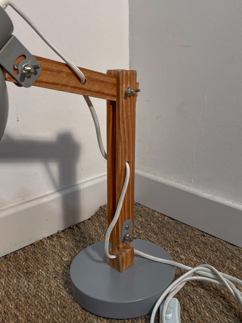 Petite lampe de bureau en bois et métal gris – Image 2