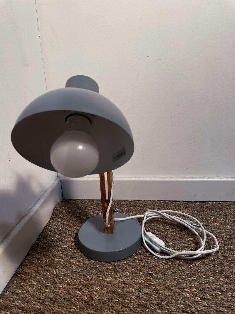 Petite lampe de bureau en bois et métal gris – Image 3