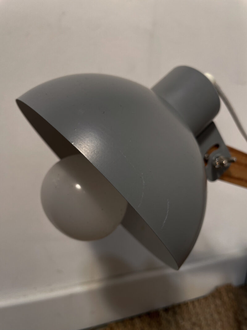 Petite lampe de bureau en bois et métal gris – Image 4