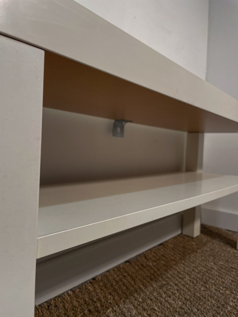Meuble bas blanc à 2 niveaux – Image 3