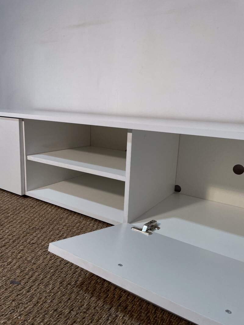 Meuble TV long en bois blanc – Image 4