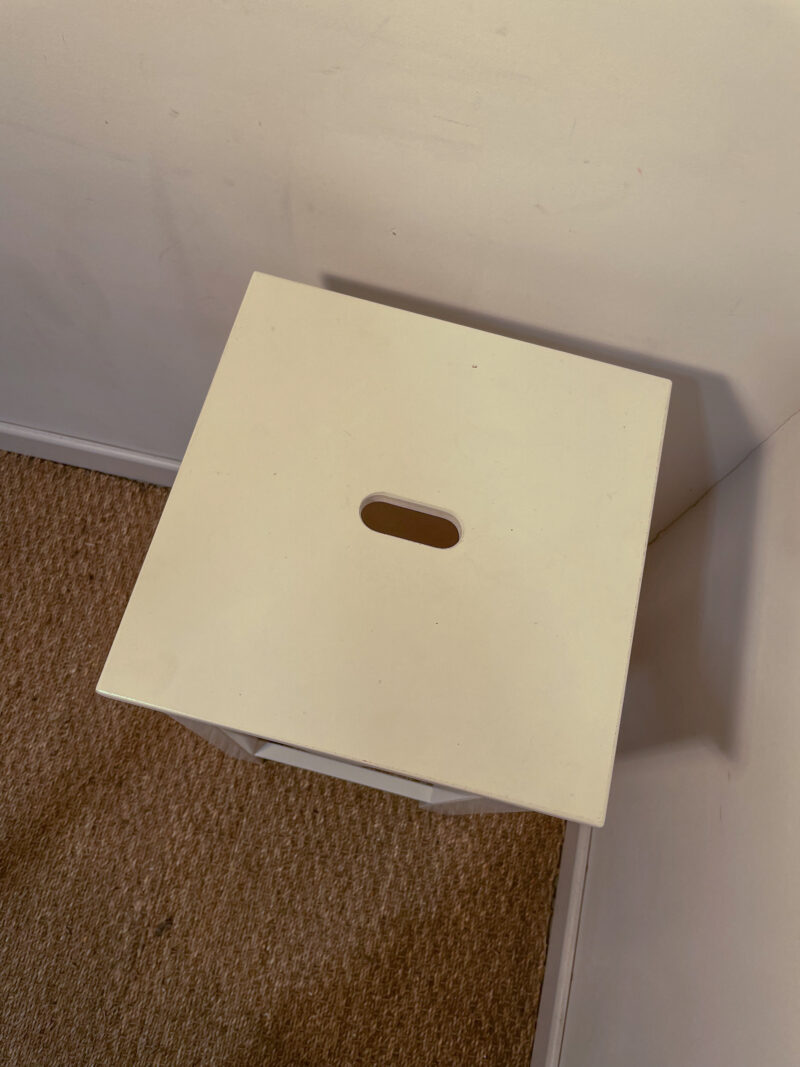 Panier à linge en bois blanc carré – Image 7