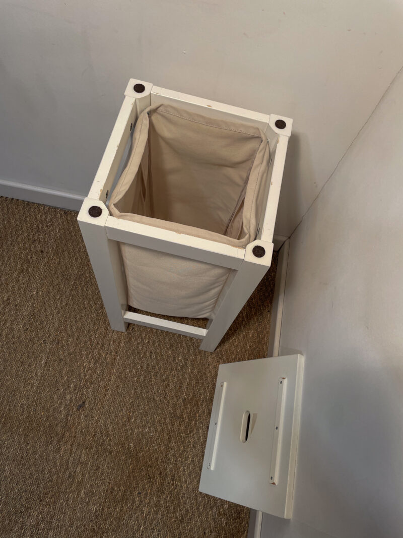 Panier à linge en bois blanc carré – Image 6