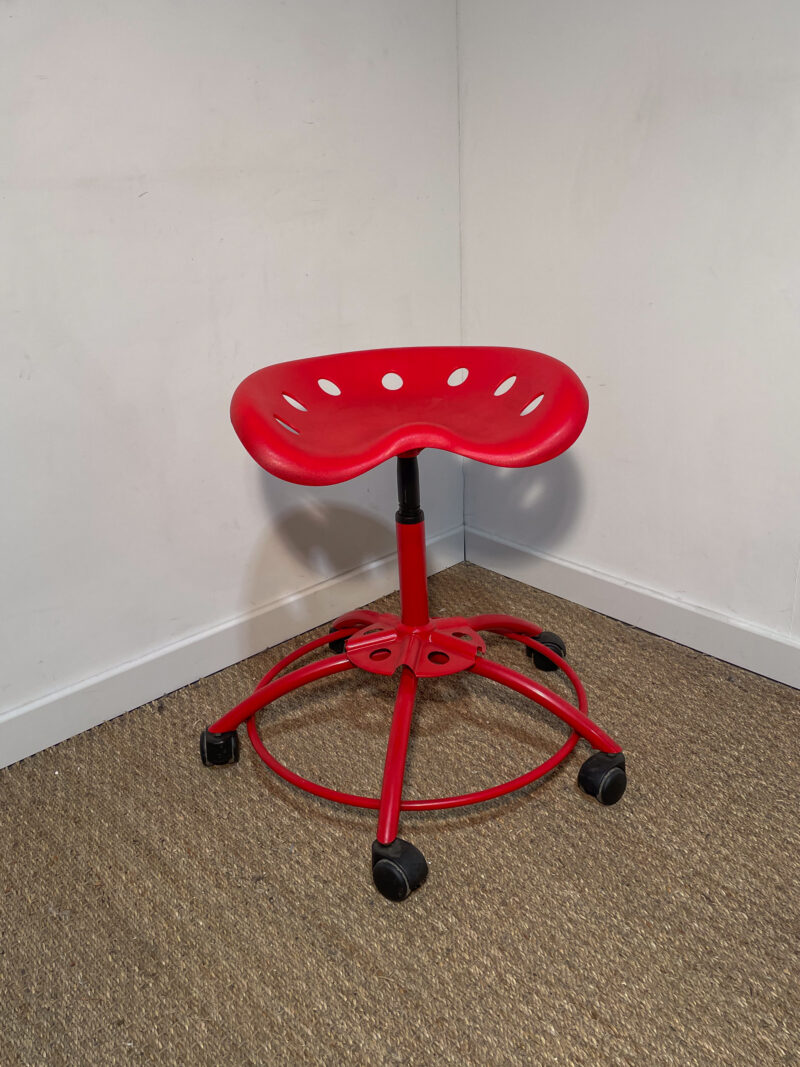 Tabouret sur roulettes rouge