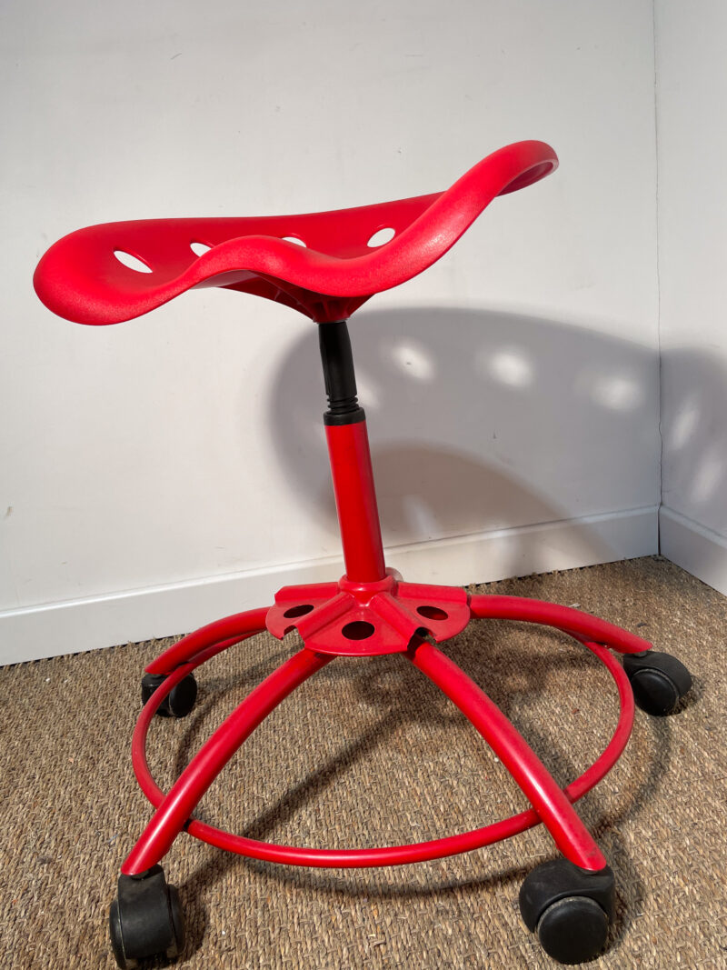 Tabouret sur roulettes rouge – Image 4