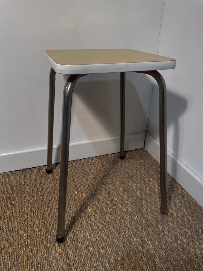 Tabouret carré effet bois – Image 4