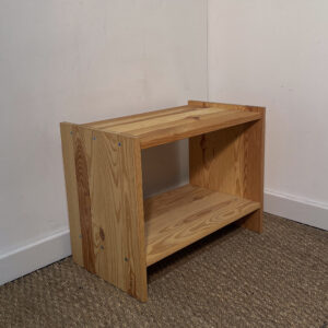 Table de chevet en bois brut