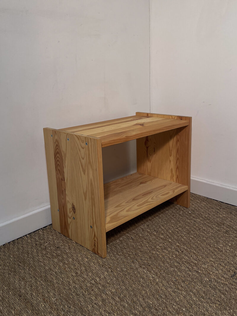 Table de chevet en bois brut
