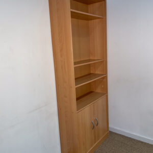 Bibliothèque haute en bois avec placard