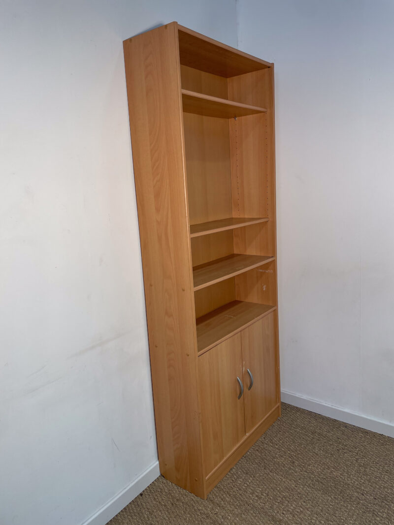 Bibliothèque haute en bois avec placard