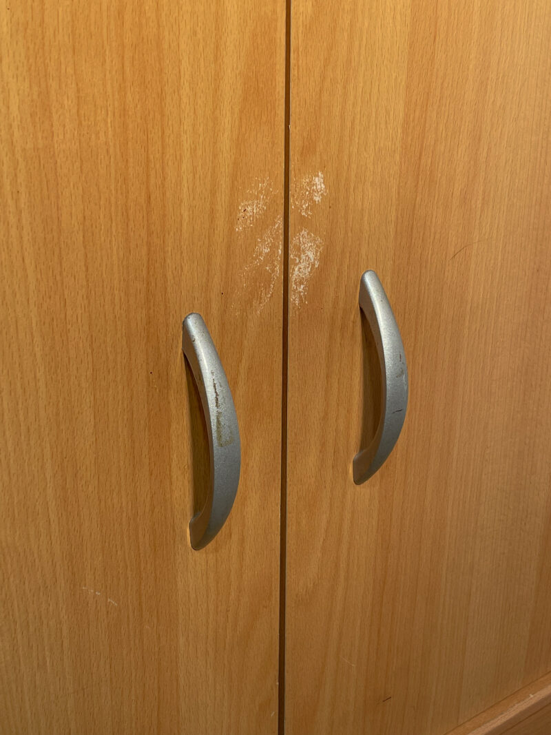 Bibliothèque haute en bois avec placard – Image 6