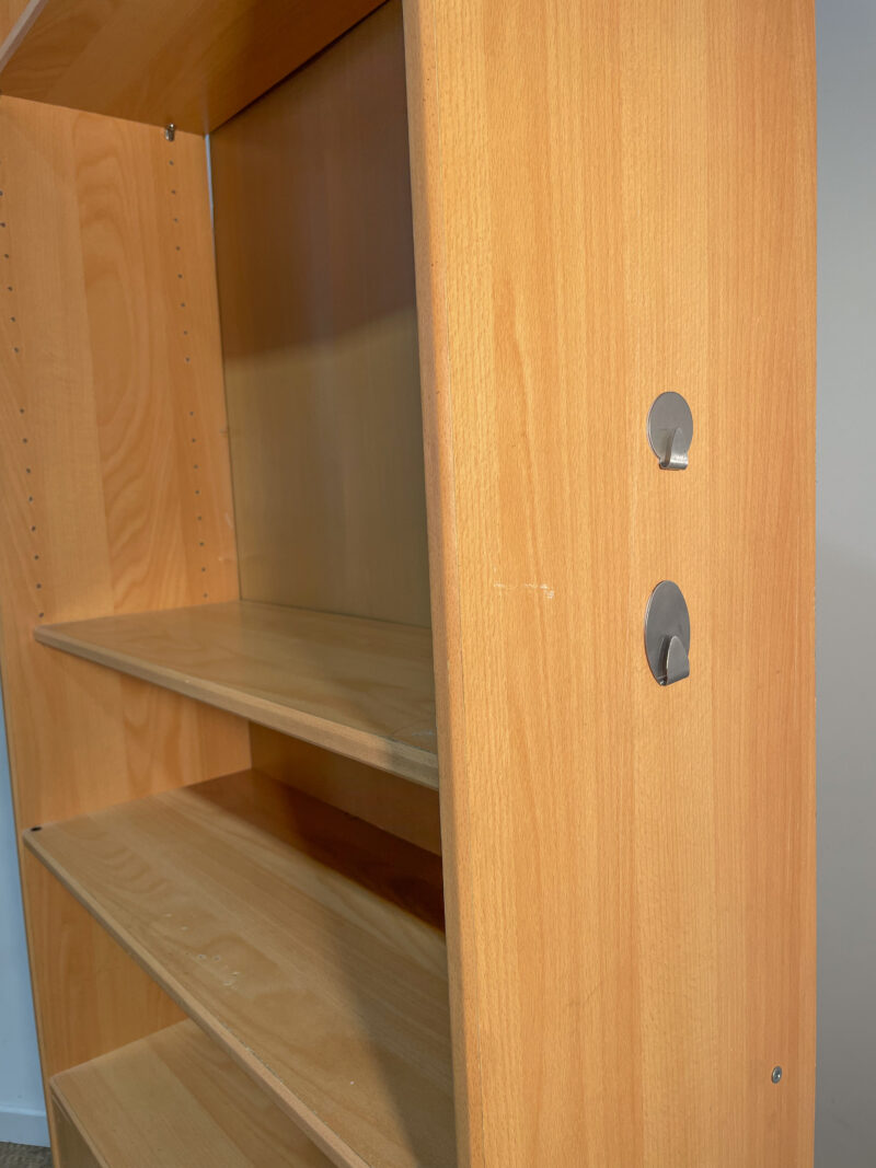 Bibliothèque haute en bois avec placard – Image 10