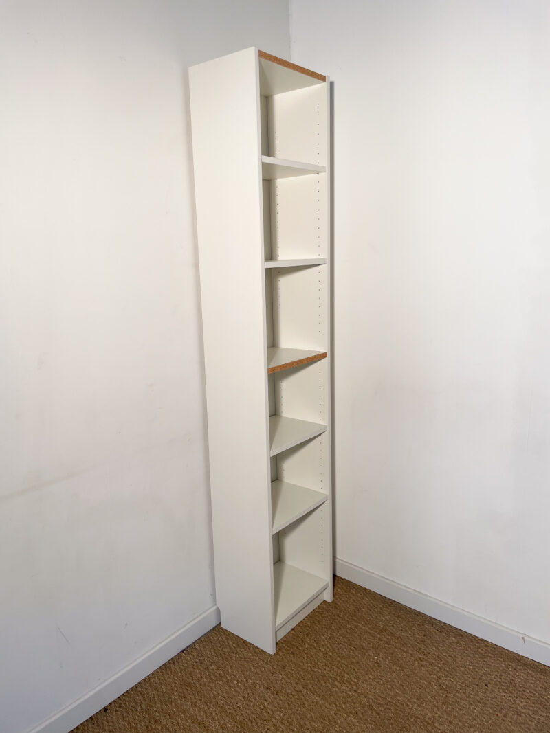 Bibliothèque blanche étroite et haute