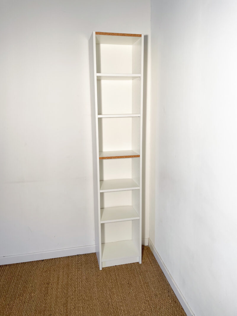 Bibliothèque blanche étroite et haute – Image 2