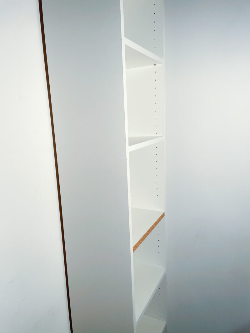 Bibliothèque blanche étroite et haute – Image 3