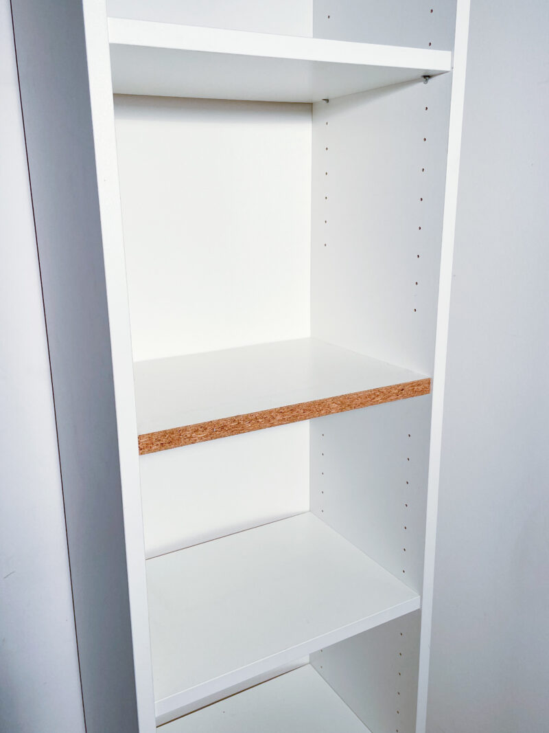 Bibliothèque blanche étroite et haute – Image 4