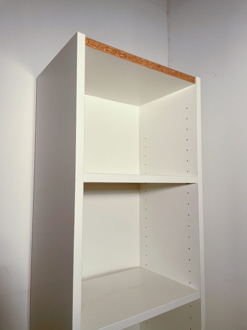 Bibliothèque blanche étroite et haute – Image 5