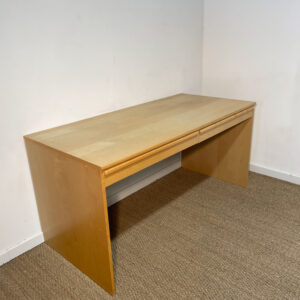 Grand bureau en bois clair