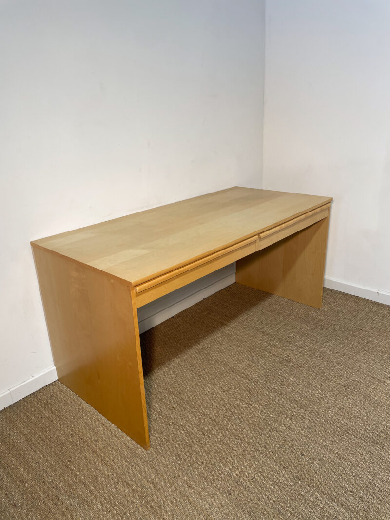 Grand bureau en bois clair