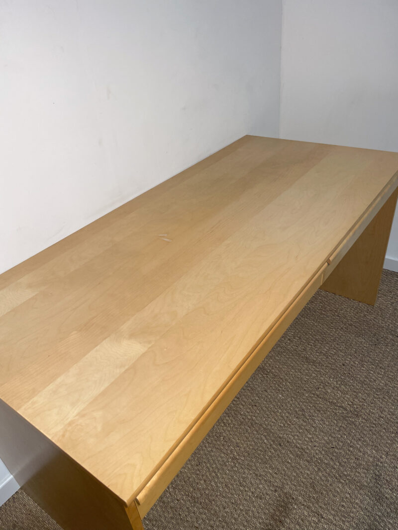 Grand bureau en bois clair – Image 3