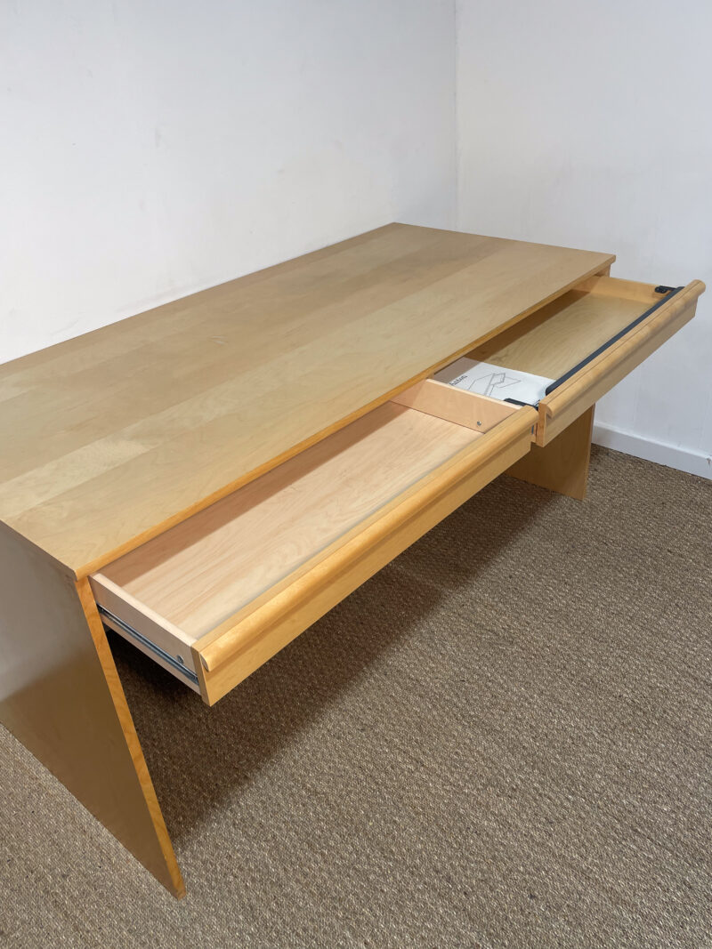 Grand bureau en bois clair – Image 5