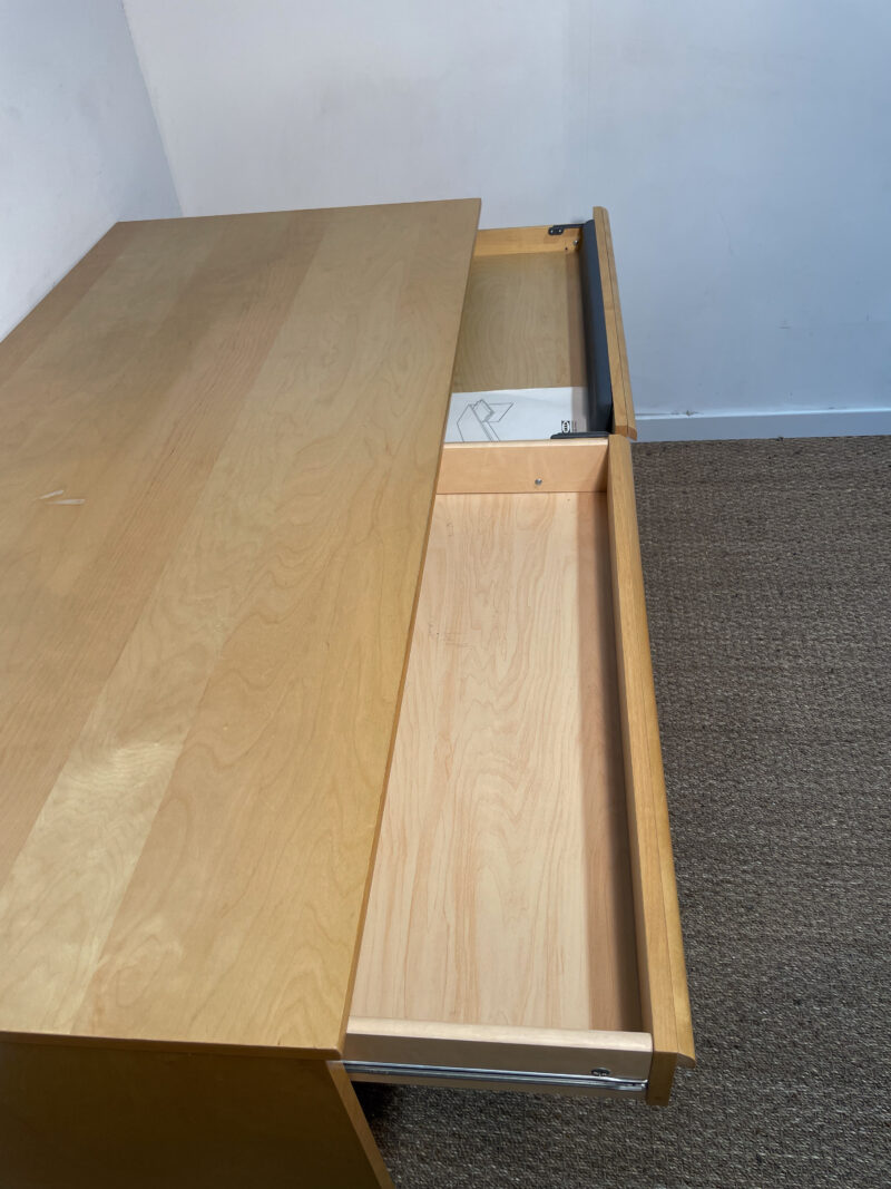 Grand bureau en bois clair – Image 6
