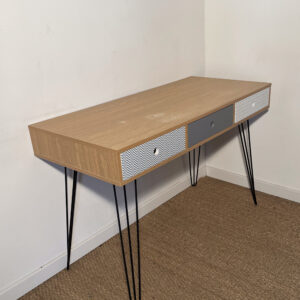 Bureau en bois et tiroirs à motifs