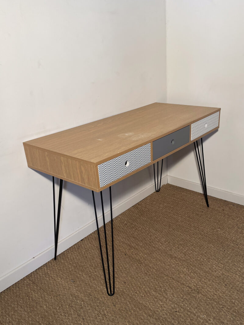 Bureau en bois et tiroirs à motifs