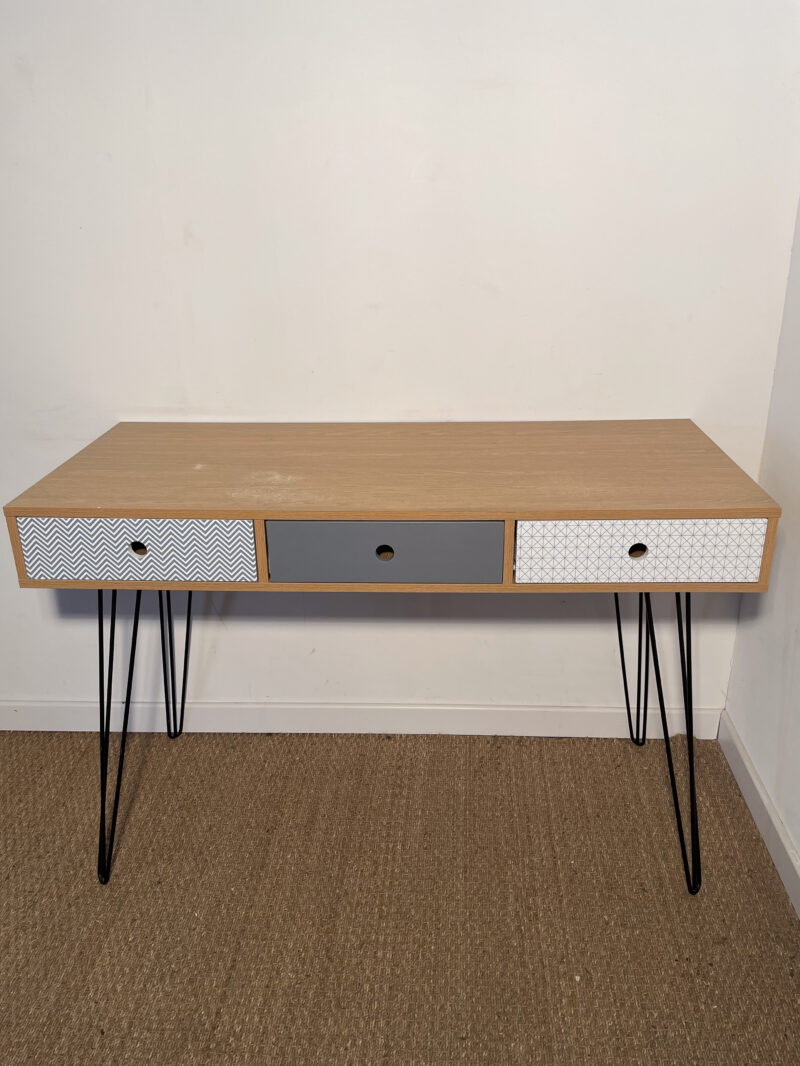 Bureau en bois et tiroirs à motifs – Image 2