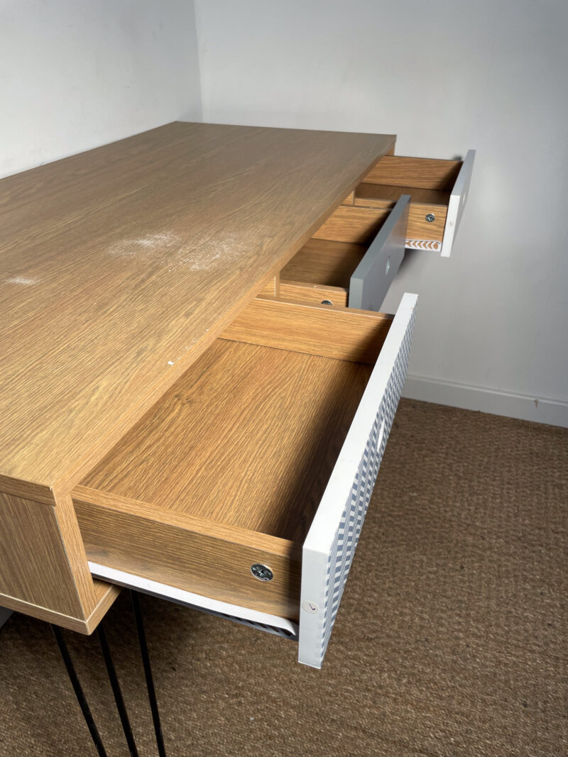 Bureau en bois et tiroirs à motifs – Image 4
